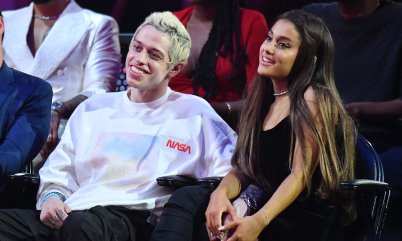 Así fue la improvisada pedida de mano de Pete Davidson a Ariana Grande