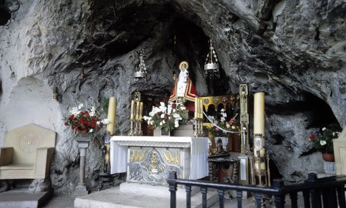 PRIMERA VISITA OFICIAL DE LA PRINCESA LEONOR A ASTURIAS. 8/09 Cueva-covadonga-z