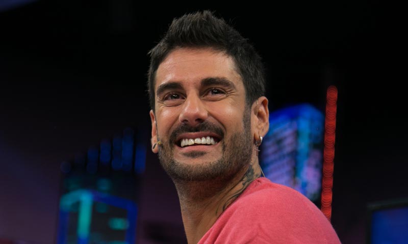 Melendi desvela si su cuarto bebé es niño o niña