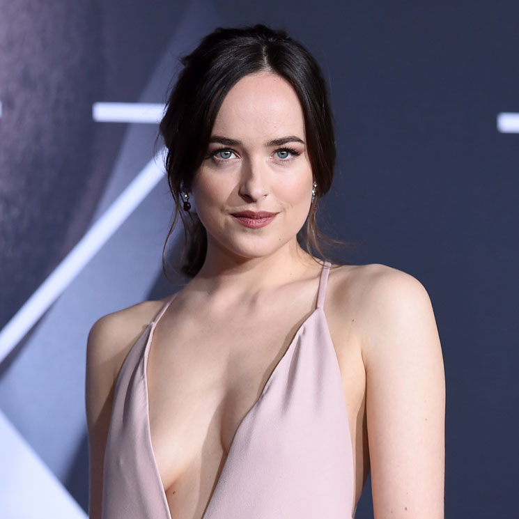 Dakota Johnson habla sin tapujos del cuerpazo de Chris Hemsworth con el que acaba de trabajar