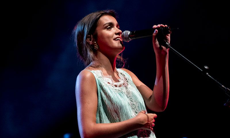 Amaia de OT y Bono unen sus voces en el último concierto de U2 por un fin común