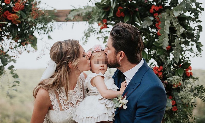 Manuel Carrasco y Almudena Navalón: las fotos más bonitas de su boda con su hija Chloe