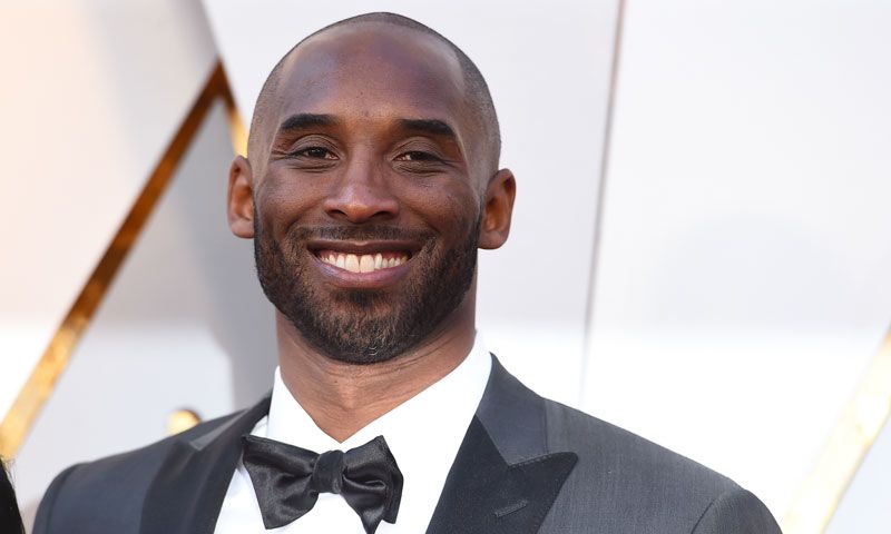 Kobe Bryant ayuda a un desconocido que sufrió un accidente