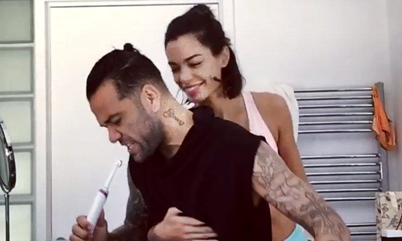 Dani Alves y Joana Sanz revolucionan las redes sociales cantando y bailando en el baño