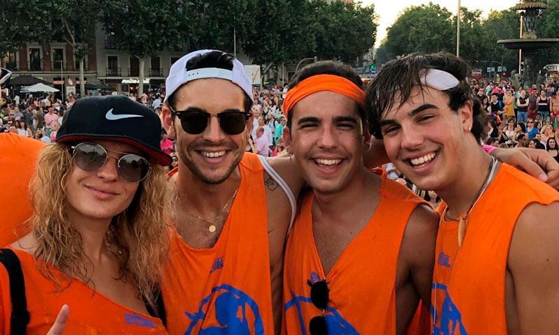 ¡Como gotas de agua! El parecido entre Christian y Mario Casas en su última imagen revoluciona a sus fans