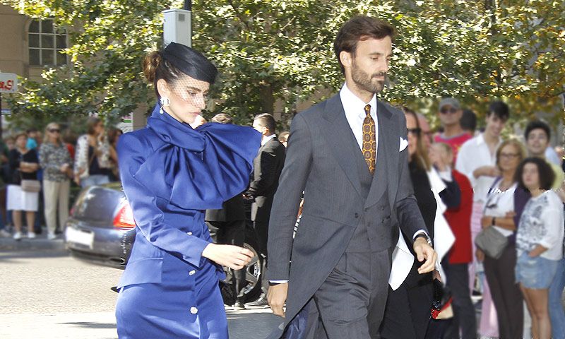 Enrique Solís presenta a su nueva pareja, Alejandra Domínguez, en la boda de su primo