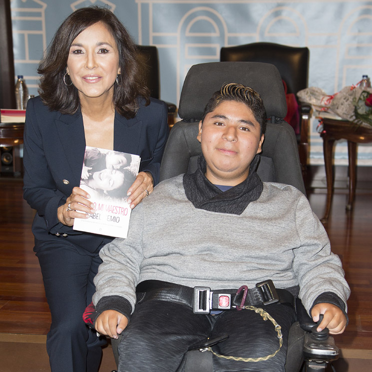 Isabel Gemio se emociona en la presentación del libro sobre su hijo Gustavo, que padece una enfermedad degenerativa