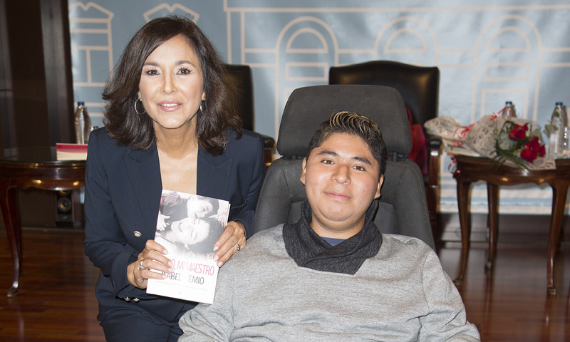 Isabel Gemio se emociona en la presentación del libro sobre su hijo Gustavo, que padece una enfermedad degenerativa