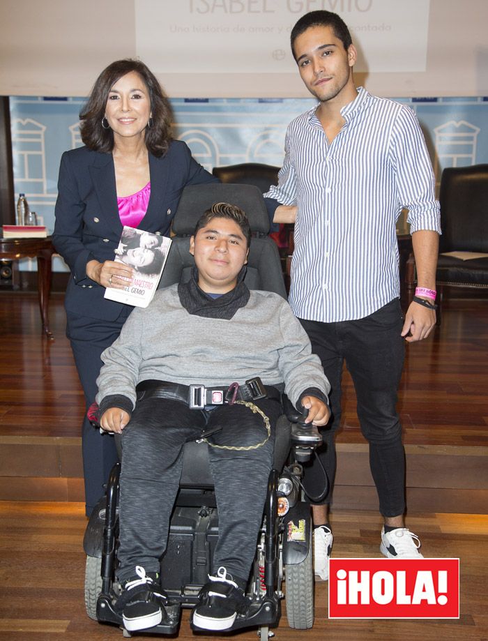 Isabel Gemio con sus hijos