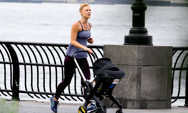 Claire Danes se pone en forma ¡con el carrito de su bebé!