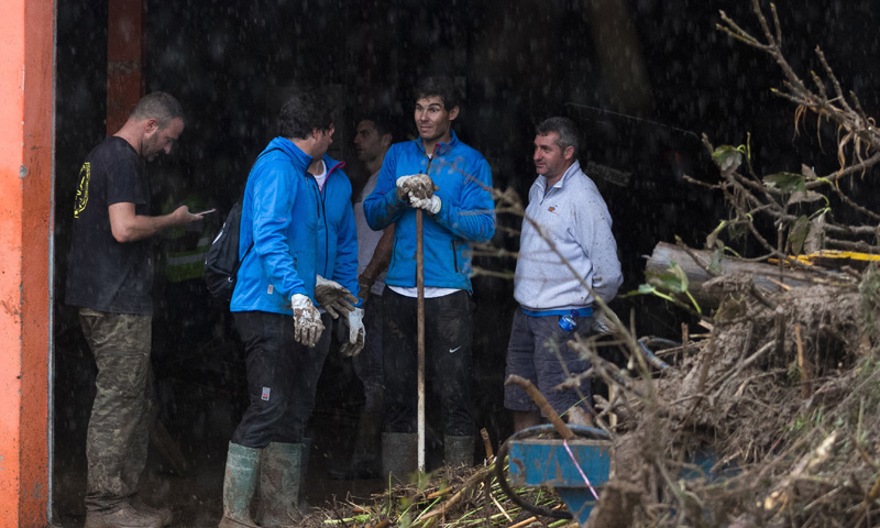 Rafa Nadal, un voluntario más en las labores de limpieza tras las inundaciones en Mallorca