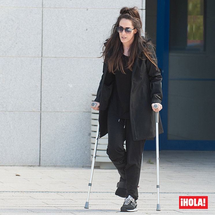 PRIMICIA: Malú acude al hospital con muletas tras su aparatoso accidente