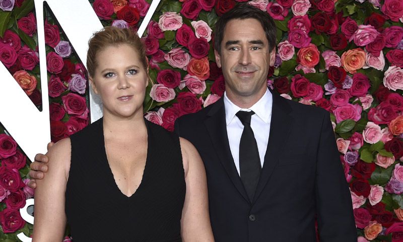 La actriz Amy Schumer 'se hace un Meghan Markle' para anunciar su embarazo