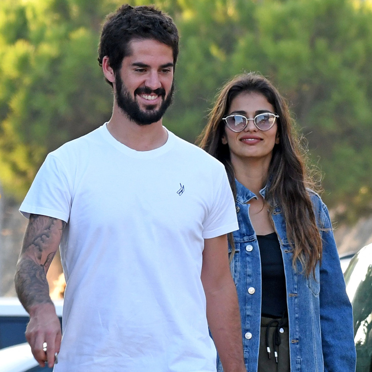 ¡Todo sonrisas! Isco Alarcón y Sara Sálamo pasean su amor por Málaga