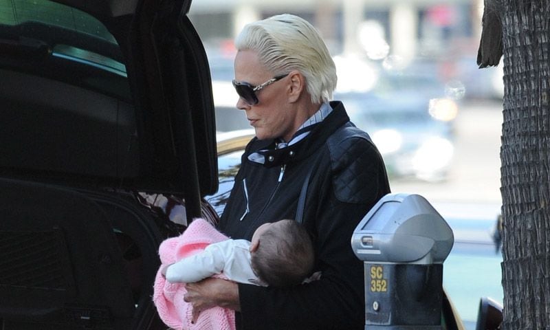 Brigitte Nielsen, de paseo con su hija Frida tras volver a ser madre a los 54 años