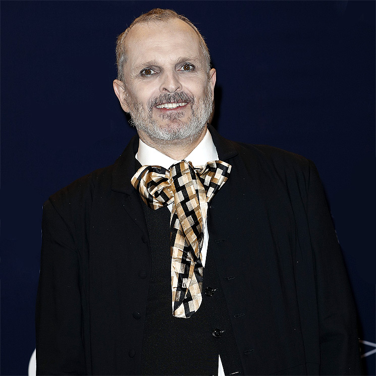 Rodeado de amigos, Miguel Bosé disfruta del Gran Premio de México