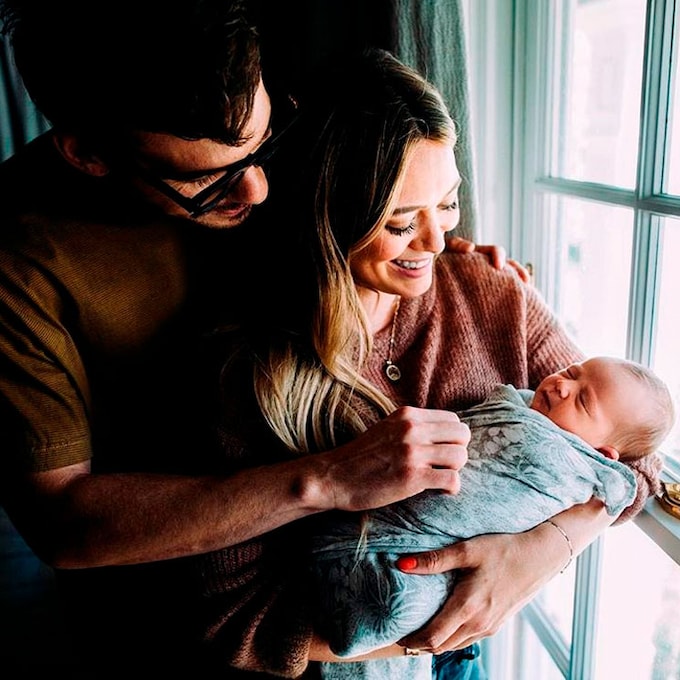 Hilary Duff presenta a su bebé recién nacido