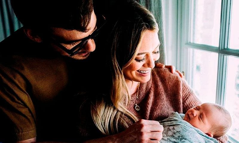 Hilary Duff presenta a su bebé recién nacido