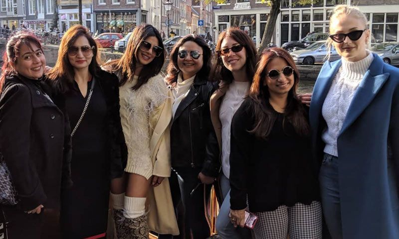 Priyanka Chopra y Sophie Turner, dos cuñadas muy bien avenidas de despedida de soltera