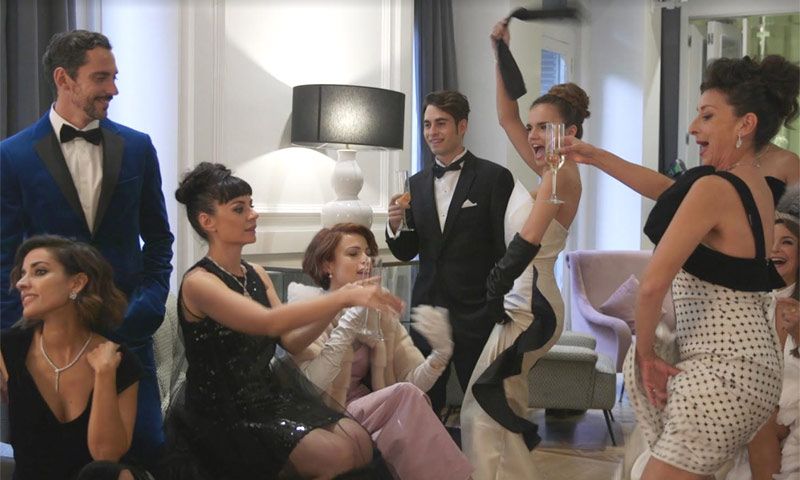 Paco León, Inma Cuesta... El elenco de '¡Arde Madrid!' nos descubren su divertida conexión con ¡HOLA!
