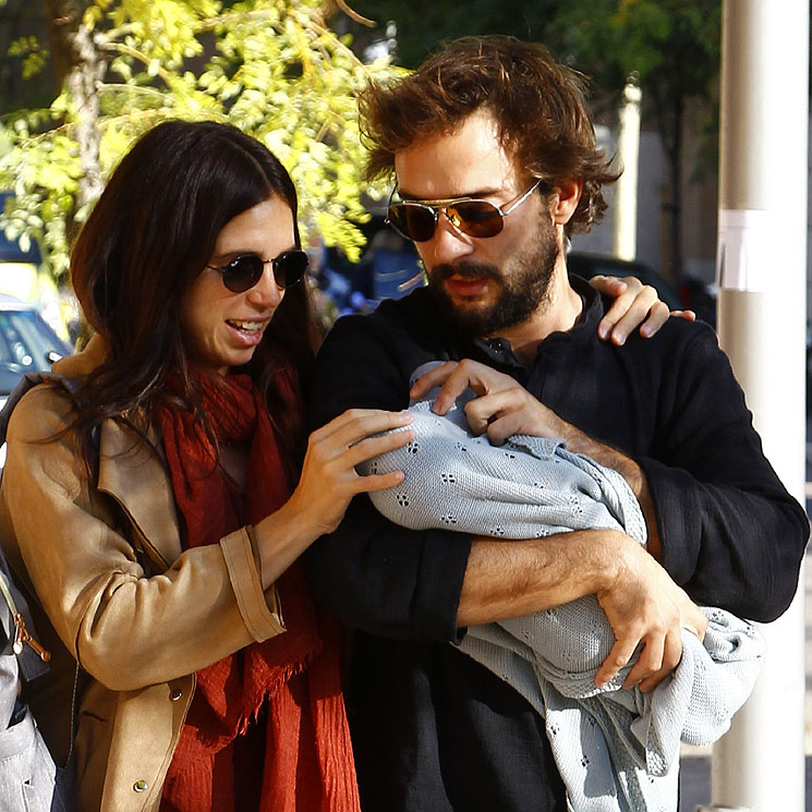 Elena Furiase y Gonzalo Sierra, dos volcados papás de paseo con el pequeño Noah