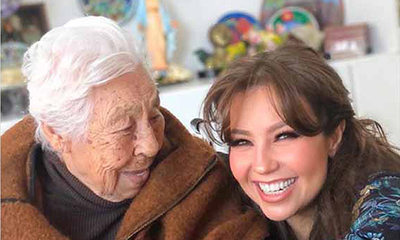 Thalía con su abuela