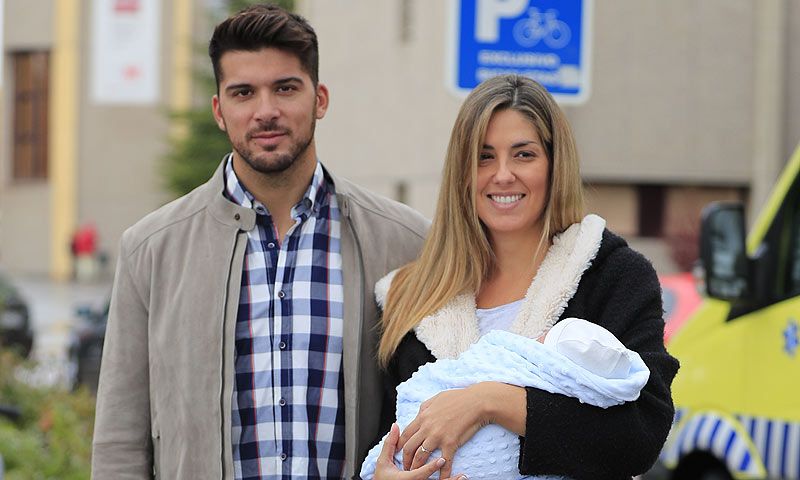 El deportista olímpico Cristian Toro y su pareja, Susana Salmerón, presentan a su bebé
