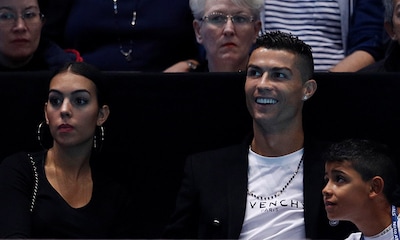 Besos, risas y hasta un 'pelotazo'... Georgina y Cristiano disfrutan de una frenética jornada en el tenis