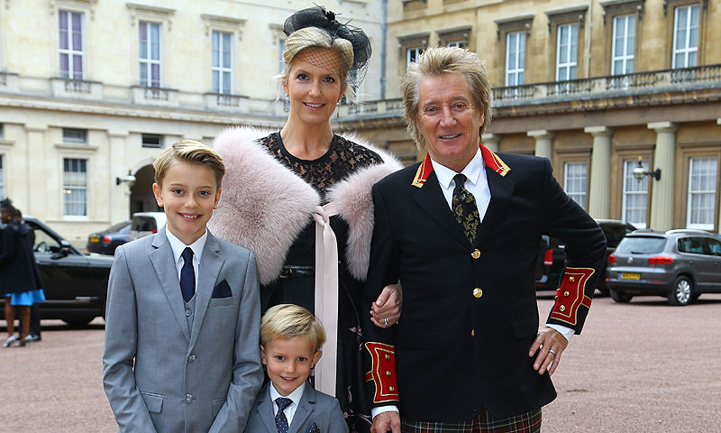 La mujer de Rod Stewart revela que sus hijos, de doce y siete años, sufren acoso escolar