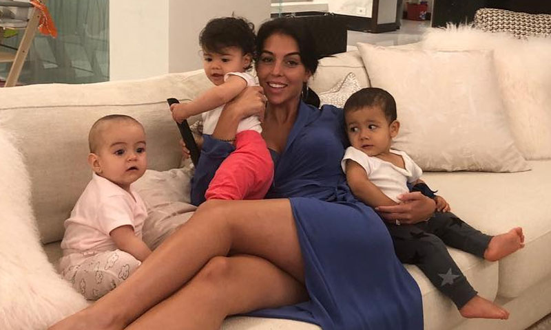 Georgina Rodríguez con los niños