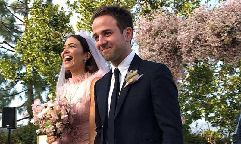 Mandy Moore, de 'This Is Us', una novia de rosa en su boda con el músico Taylor Goldsmith