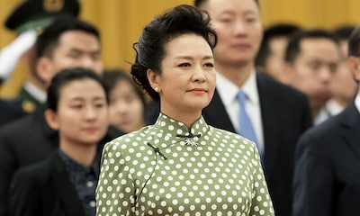 Icono de estilo y cantante folclórica: así es Peng Liyuan, la primera dama china que se reunirá con doña Letizia