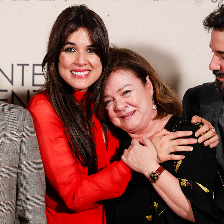 La madre de Adriana Ugarte, pura espontaneidad y ternura con su hija ¡en pleno photocall!