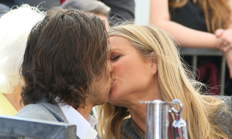 El beso más esperado de Gwyneth Paltrow y Brad Falchuk como marido y mujer
