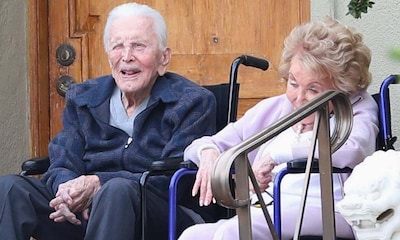 Las entrañables imágenes de Kirk Douglas con motivo de su 102 cumpleaños