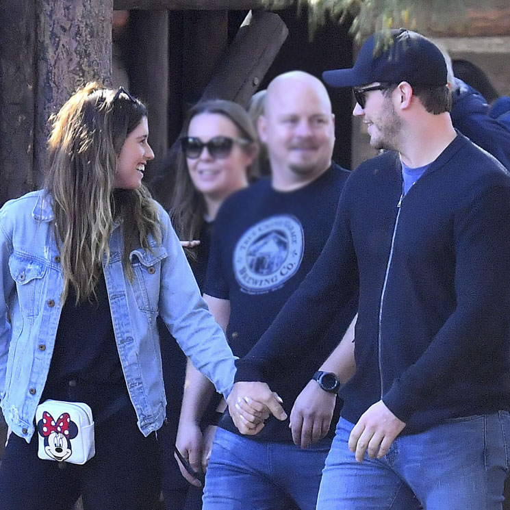 Chris Pratt disfruta de unas románticas vacaciones con su novia y su hijo en Disneyland 