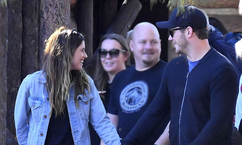 Chris Pratt disfruta de unas románticas vacaciones con su novia y su hijo en Disneyland