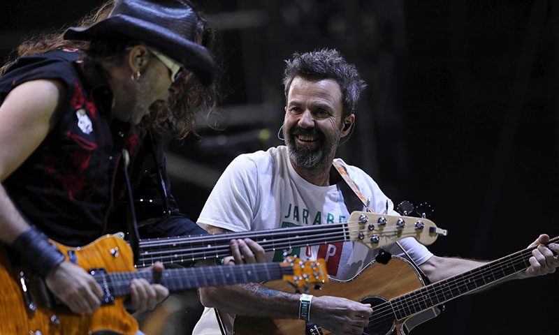 Pau Donés reúne en su concierto 'Jarabe contra el cáncer' a grandes amigos y artistas