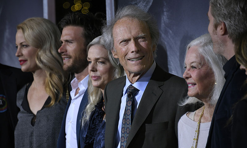 Clint Eastwood presenta en sociedad a su hija secreta, que fue dada en adopción
