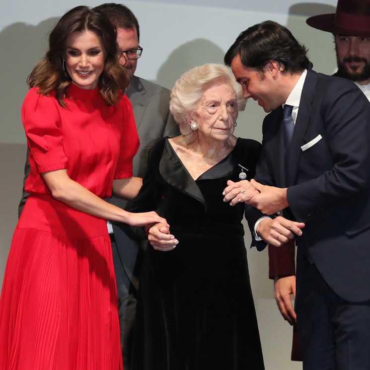 Doña Mercedes Junco Calderón, presidenta de ¡HOLA!, recibe el Premio a la Comunicación en los Premios Nacionales de la Industria de la Moda