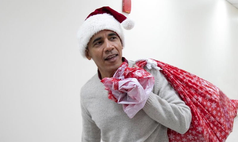 ¡Regalos para todos! Barack Obama se convierte en Papá Noel para sorprender a los niños de un hospital