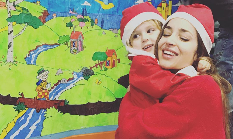 ¡Dos tiernas Mamá Noel y mucho arte! así vive la hija de Lorena Van Heerde su primera fiesta de Navidad