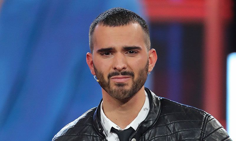 Suso, preocupado tras salir de la casa y ver la mala relación entre su madre y Aurah