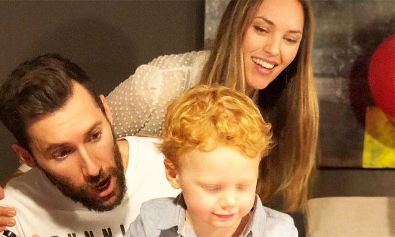 Alan, el hijo de Helen Lindes y Rudy Fernández cumple dos años y lo celebra con ¡una tarta 'motorizada'!