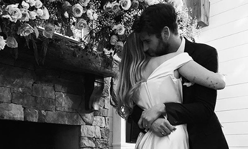 Miley Cyrus confirma su boda con Liam Hemsworth con estas románticas fotografías