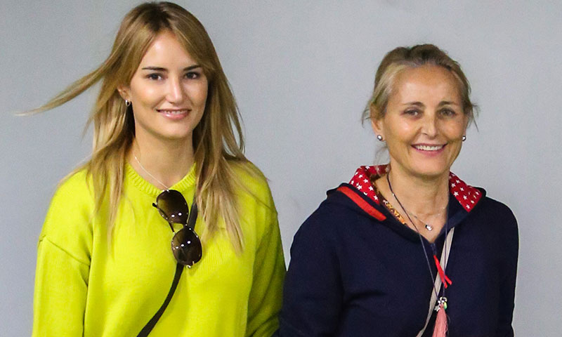 Lucía Pariente y Alba Carrillo en un parking