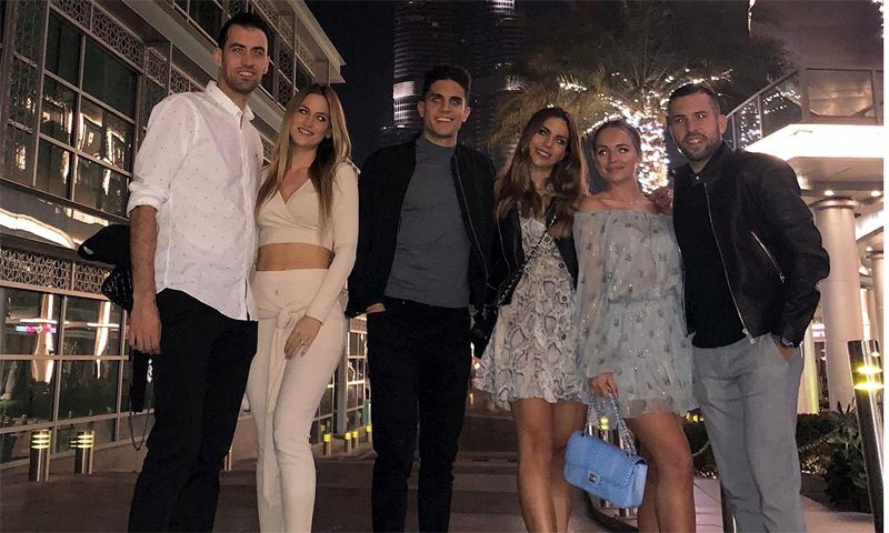 Acrobacias, travesuras y buena compañía en la Navidad más cálida de Melissa Jiménez y Marc Bartra