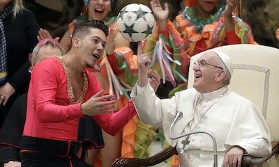 El Papa Francisco recibe al circo de Cuba... ¡y se une al espectáculo!
