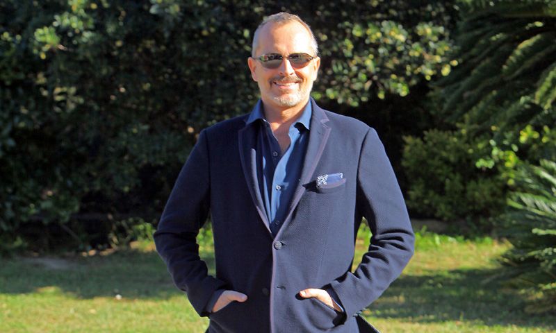 Miguel Bose acaba sus vacaciones con una caminata en familia y un enigmático mensaje