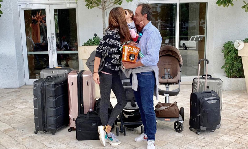 María José Suárez hace las maletas, con la ayuda de su hijo, para dejar de nuevo España